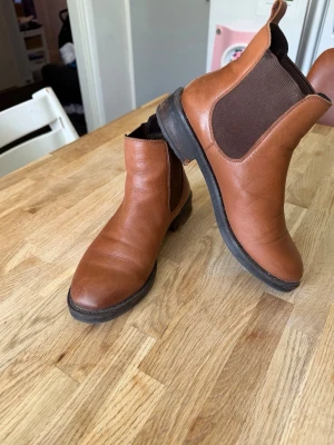 Skor/stövlar - Skor i storlek 39,läder.De är jätte bekväma S.Oliver 