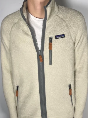 Patagonia fleece jacka - 👕 Plagg: fleece jacka                                                                 📏 Storlek: M                                                                🏷️ Märke/Modell: Patagonia                                            ✨ Skick: Fint skick                                                        💬 Vid frågor är det bara att skriva!                                                                                          🛍️ Gramenti
