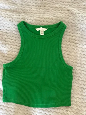 Topp - Grön topp köpt på H&M i storlek S. Inte använts. 💚