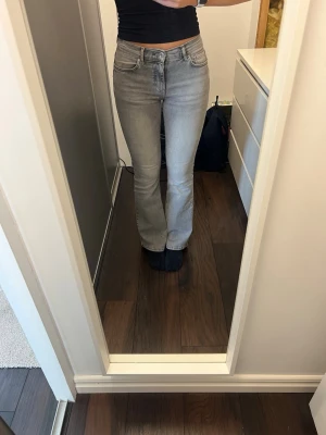 Grå bootcut jeans Gina tricot - Säljer ett par snygga grå bootcut jeans i midwaist. 