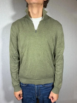 Riley half zip S - Hej och välkommen till byTorén. Detta är en half zip från Riley i storlek M men sitter som S. Modell på bild är ca 182, 67kg. Plagget är i bra skick utan några defekter. Tveka inte på att höra av dig, även om det skulle vara minsta lilla;)