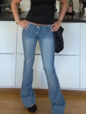Ljusblå bootcut jeans  - Såå fina jeans. Midjemåttet är 36cm, innerben är 83cm🥰