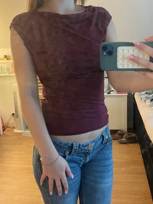 Vinröd söt topp  - Den är i jätte bra skick men kommer aldrig till användning tyvärr, skriv vid frågor💕