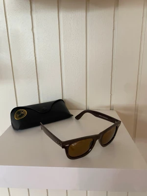 Ray-Ban Wayfarer - Tjabba, säljer pappa gamla Ray-Bans🙌 Han har använt dom några få gånger men använder inte dem regelbundet så han bad mig o sälja dem✅ Teckan på användning finns knappt så ser ut som nya ungefär🔥 Pros kan diskuteras🙌