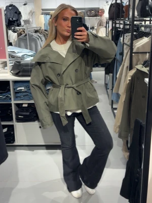 Militärgrön trenchcoat  - Säljer denna superfina trenchcoat från Gina tricot. Endast använd en gång! Perfekt nu när hösten kommer🌸🌸