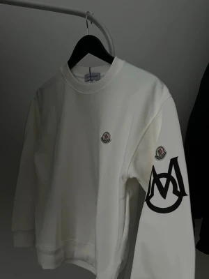 Moncler tröja - Pris lappen finns på säljer pågurnd att den är liten på mig aldrog använt den, priser går att diskutera vid snabb affär, fraktar samma dag som du köper