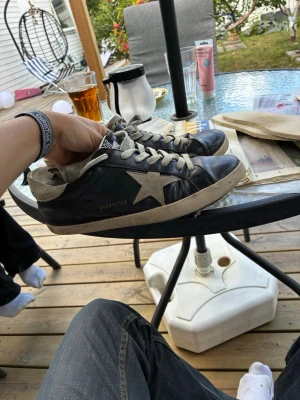 Svarta golden goose  - Säljer nu mina tvär feta golden goose skor som är sköna och  jag använt mycket. De är dock slitna och det kan man se på de. Sulan har trillat av men man kan enkelt sätta på en annan. Pris kan diskuters. Skorna är även helt äkta. Skriv för fler bilder