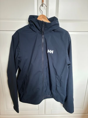 Helly Hansen jacka - Helly Hansen vind/regn jacka i super bra skick! 