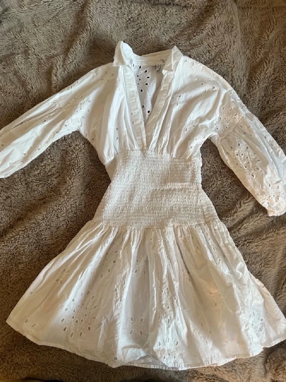 Vit kort klänning med broderade detaljer - 3