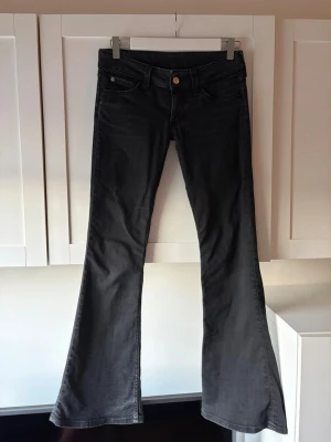 Cheap monday jeans   - Ett par svarta lågmidjade jeans från märket cheap monday, köpta på weekday för någon månad sen och använda endast ett fåtal gånger då jag har många par jeans. Storlek 26/30 och passar mig i längden som är 165 cm. Jeansen är väldigt stretchiga och sköna i materialet! 