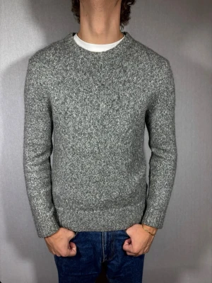 H&M stickad tröja S - Hej och välkommen till byTorén. Detta är en stickad tröja från H&M i storlek S med normal passform. Modell på bild är ca 182, 67kg. Plagget är i bra skick utan några defekter. Tveka inte på att höra av dig, även om det skulle vara minsta lilla;)