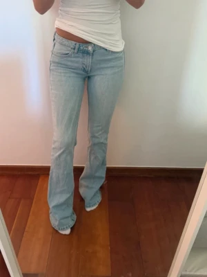 Jeans  - Supersnygga jeans ifrån Zara. Storlek xs. Dem är använda och har blivit slitna längst ner som man ser på bilderna, annars är skicket bra!