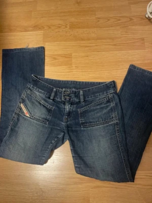 Diesel jeans - Storlek S/XS Midjemått: 36cm Innerbenslängd: 70cm Snygga jeans som tyvärr inte passade mig! Det finns ett litet hål som sytts igen av föregående ägare