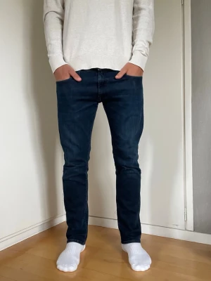 Replay Jeans - Snygga mörkblå Replay jeans i storlek 32/30. Modellen på jeansen heter GROVER och är straight fit men jag skulle säga att det sitter mer som slim fit. Grabben på bilden är ca 178 cm och väger ca 70 kg. Tveka inte på att höra av dig vid minsta fundering!