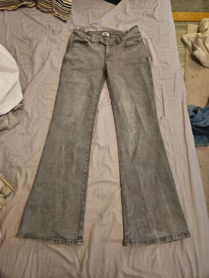 Grå bootcut jeans Lager 157 - Jeans från Lager 157. Endast testade av mig en gång och de passade inte, därmed säljer jag. Strl M. Brodyr i bak och söta knappar. Prisförslag är välkomna💕