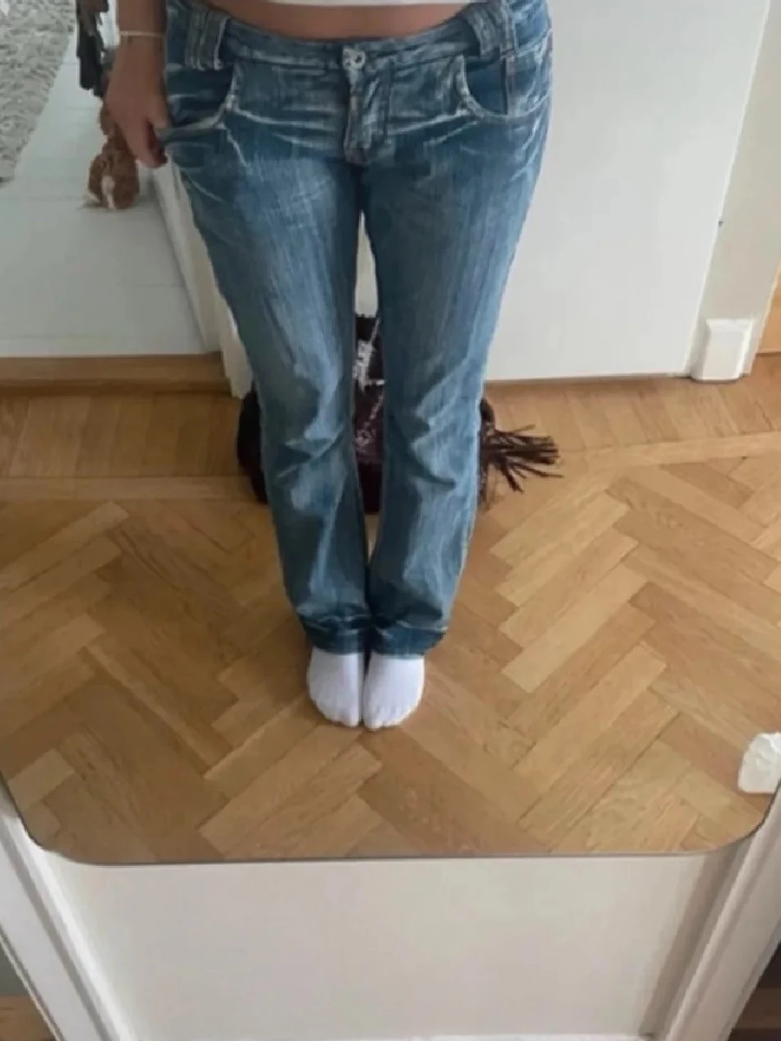 Blå bootcut jeans med slitningar