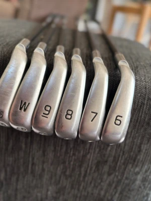Ping g430 järnklubbor - Ping G430 järnklubbor säljes. Setet inkluderar klubborna 6, 7, 8, 9, W och 45°. Skaften är ”ALTA CB” och greppen är ”SuperStroke”.  -0,5 Tum