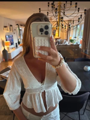 Topp Zara - Från Zara, knappen längst ned går inte att knäppa då öglan gått upp. Alla bilder från min Vinted