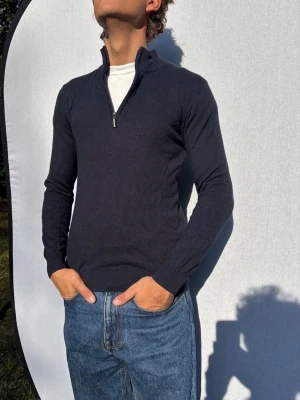 Keepman half zip S - Hej och välkommen till byTorén. Detta är en half zip från Keepman i storlek S med normal passform. Modell på bild är ca 182, 67kg. Plagget är i bra skick utan några defekter. Tveka inte på att höra av dig, även om det skulle vara minsta lilla;)