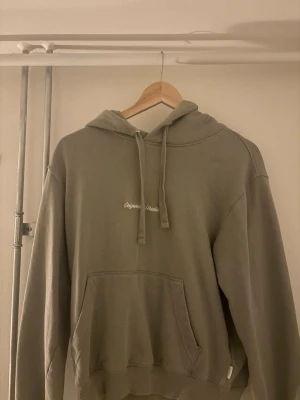 Grön hoodie med broderad text - Grön originals hoodie från Jack n Jones 