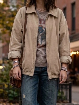 Beige manchesterjacka med dragkedja - Säljer en beige manchesterjacka med dragkedja framtill och klassisk krage. Jackan har två fickor på sidorna och avslappnad passform. Perfekt för dig som gillar retrostil och vill ha en lätt jacka till vardagslooken. Oversized :)