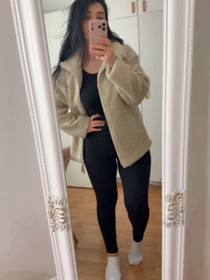 Pile zip jacket från ginatricot - Helt ny, endast provad. Var lite för stor på mig. Ordinarie pris 499,95kr