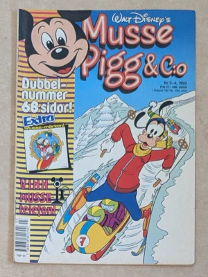 Musse Pigg & C:o nr 3-4, 1992 - Dubbelnummer av serietidningen Musse Pigg & C:o från 1992 med färgglad framsida där Långben åker bob. Omslaget är blått, gult och rött med klassiska Disneyfigurer. 68 sidor fulla av serier och tävlingar. Perfekt för Disneyfans och samlare. Musse - märken bifogas inte .