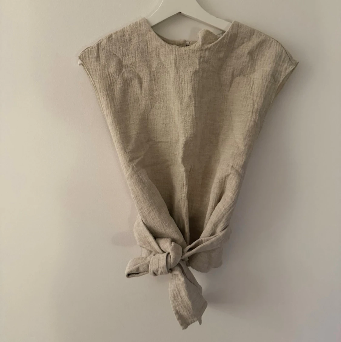 Beige topp med knytning framtill