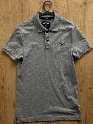 Grå pikétröja från Hollister - X/S - Small