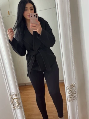 Vero Moda höstkappa i xs - Superfin höstkappa från Vero Moda 🍂 Storlek S, men passar även storlek M beroende på hur man vill att den ska sitta. Helt ny och oanvänd! Ordinarie pris: 749 kr. Perfekt för hösten 🤎