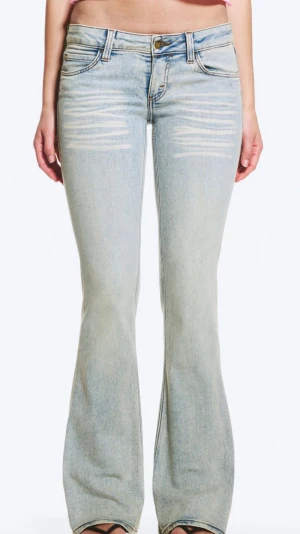 Ljusblå bootcut jeans med slitningar - Snygga ljusblå bootcut jeans med slitna detaljer framtill och klassiska fem fickor. Jeansen har en lätt utsvängd passform nertill och normal midja.💕