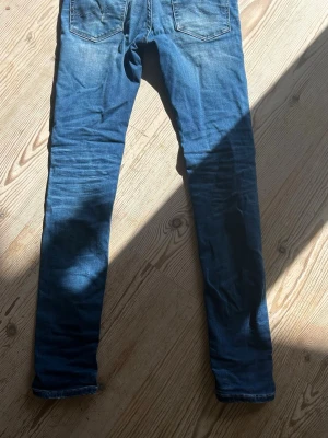 Blåa jeans  - Säljer dessa blåa jeans från Jack n jones. Svin sköna. Med snygga slitningar och fades. De är i storlek W29 och L32. Skriv om ni är intresserade