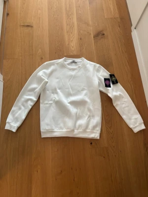 St0ne island sweatshirt - Strl M men sitter mer som S i fint skick aldrig använd. Kommer med båda stoneisland badges så man kan byta elr om en går sönder.