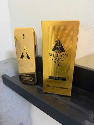 1 Million Elixir parfym 100 ml - 1 Million Elixir från Paco Rabanne, en lyxig herrparfym i en rektangulär flaska med guldfärgad framsida och svart baksida. Flaskan har en modern design med tydlig logga och medföljande guldfärgad kartong. Volymen är 100 ml. Det är ungefär 40ml kvar 