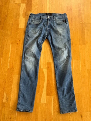 Replay anbass - Säljer ett par riktigt snygga Replay Anbass. Storleken på jeansen är W32, L34. Passar S/M/L. Perfekta till vardagslooken och passar till det mesta. Litet hål i skrevet men som lätt går att sy ihop. Säljs för 299kr pga att jag inte får användning av dem och nypris är 1500-1800kr!☺️
