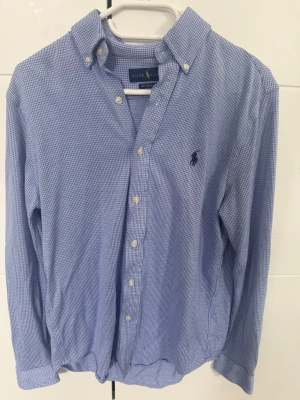 RL skjorta - FET Rutig Ralph lauren skjorta i väldigt bra skick knappt använd