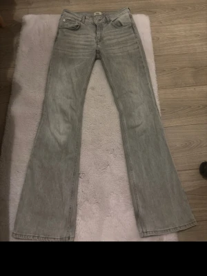 Grå bootcut jeans  - Snygga grå bootcut jeans från 157 med full längd. Perfekta för dig som gillar en avslappnad men trendig stil. Kolla på de 2 sista bildena 