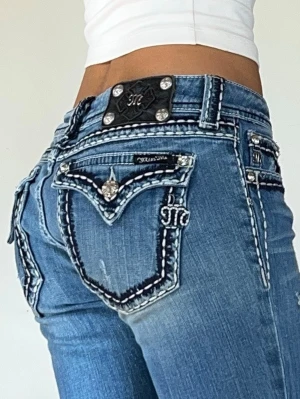 Miss me jeans - Äldre modell, tillverkas ej längre❣️midjemått 83cm (39cm)❣️innerbenslängd 83cm❣️jag är 165