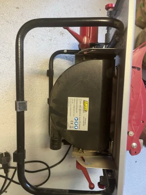 Bordcirkelsåg från Meec Tools - Säljer en bordcirkelsåg från Meec Tools med svart motorhus och röd skyddskåpa. Sågen har robust metallram och sågblad i stål. Perfekt för dig som gillar att snickra eller behöver en smidig såg till verkstaden.