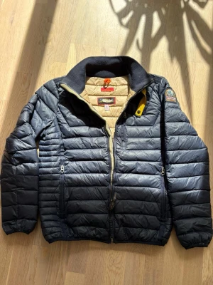 Parajumpers mörkblå dunjacka - Jättesnygg mörkblå parajumper jacka. Använd men mycket bra skick. Inköpspris: 5300kr