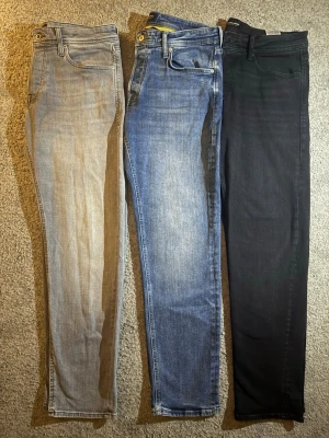 📦PAKET DEAL📦Tre par tapered mike jeans från jack and jones - Säljer tre par tapered mike jeans från jack and jones med storlek W32 L32. Jeansen är HELT NYA men ej taggar kvar, köpte fel storlek. Fraktar samma dag plaggen är köpta❤️‍🩹 plaggen är del av en paket deal men jeansen finns även upplagda försig om man inte är intresserad i paket dealen📦🤝
