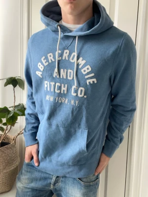 Abercrombie and fitch hoodie  - Abercrombie and fitch hoodie - stor på modellen. Hur skön som helst, Inga defekter! Modellen i bilderna är 180 cm 75 kg och bär Storlek L , Kom med frågor! 🌟 (Kan gå ned i pris vid köp av paket 😉) 