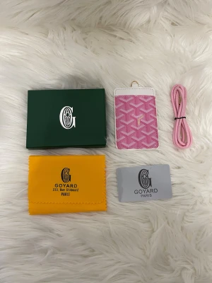 Korthållare i rosa med band och box  - Säljer en helt nytt korthållare i rosa med band och box . Mycket bra kvalite och det passar med allt 