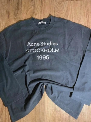 Acne studios 1996 longsleeve  - Acne studios longsleeve, i marinblåfärg. Köpt på vallgatan12 den är äkta men har haft den i typ några månader så har tappt bort kvittot, skickas inom 24h