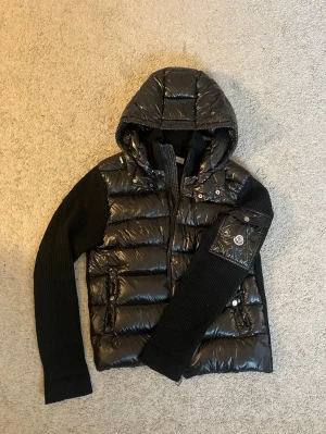 Moncler Cardigan - Moncler cardigan i storlek M, passar bäst S eller XS. Små flaws men inget stort. Kvitto, box och tag ingår. 