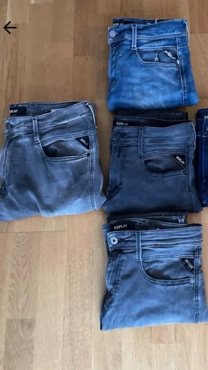 Replay jeans - Säljer 4 par Replay jeans i olika storlekar. Det är i ordning 32 34, 30 32, 30 32, 30 32. 200kr st. Skriv vid funderingar eller vid fler bilder. Pris kan diskuteras
