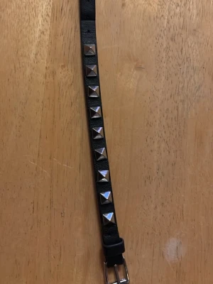 Armband med nitar  - Hej, säljer nu detta armbandet med nitar, inga deffekter!