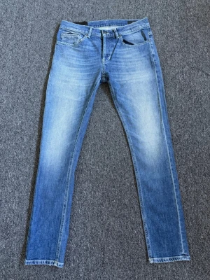 Dondup Jeans - Storlek 32. Cond 9/10. Nypris 3000, vårat pris 899. Pris är förhandlingsbart vid snabb affär. Hör av dig vid minsta lilla fundering.