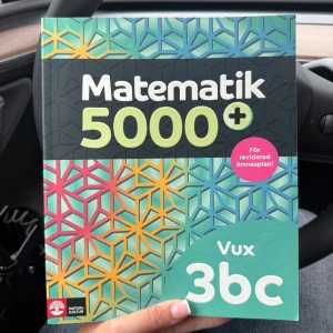 Matematik 5000+ Vux 3bc - Natur & Kultur  - En modern och färgstark mattebok för vuxenutbildning, anpassad för reviderad ämnesplan. Perfekt för dig som vill ta nästa steg i matematik och klara kursen 3bc. Inspirerande design som gör pluggandet roligare! Mycket hjälpsam. Jättebra skick (som ny)