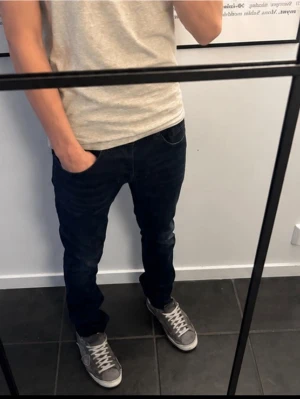 Dondup George  -  Dondup George Slim fit Jeans. Storlek 30. Dem är Mörk blåa med lite nyans av svart. Skriv vid fler frågor.